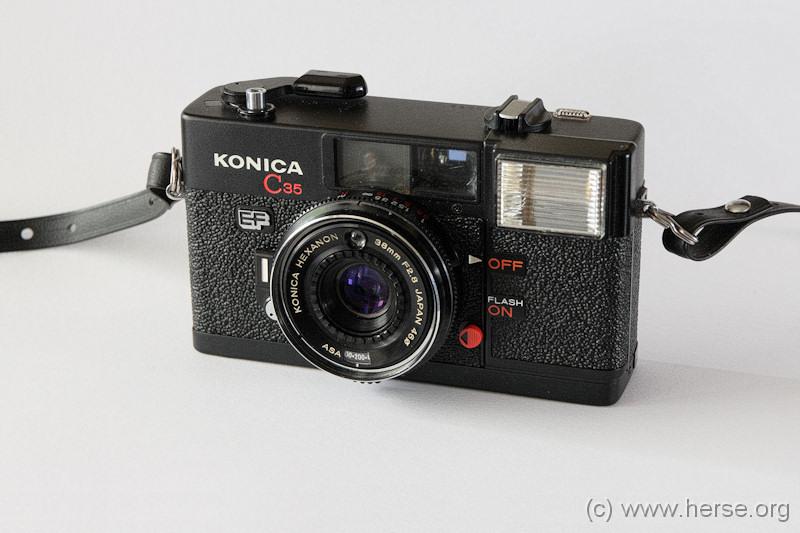 IMG_5262-j.jpg - Konica C35 EF - erschienen etwa 1977. Es befindet sich noch ein Rest vom Karstadt Aufkleber am Boden :-) Nach einem kleinen Eingriff am Belichtungsmesser scheint das gute Stück zu funktionieren. Der eingelegte Film wird es bald zeigen.